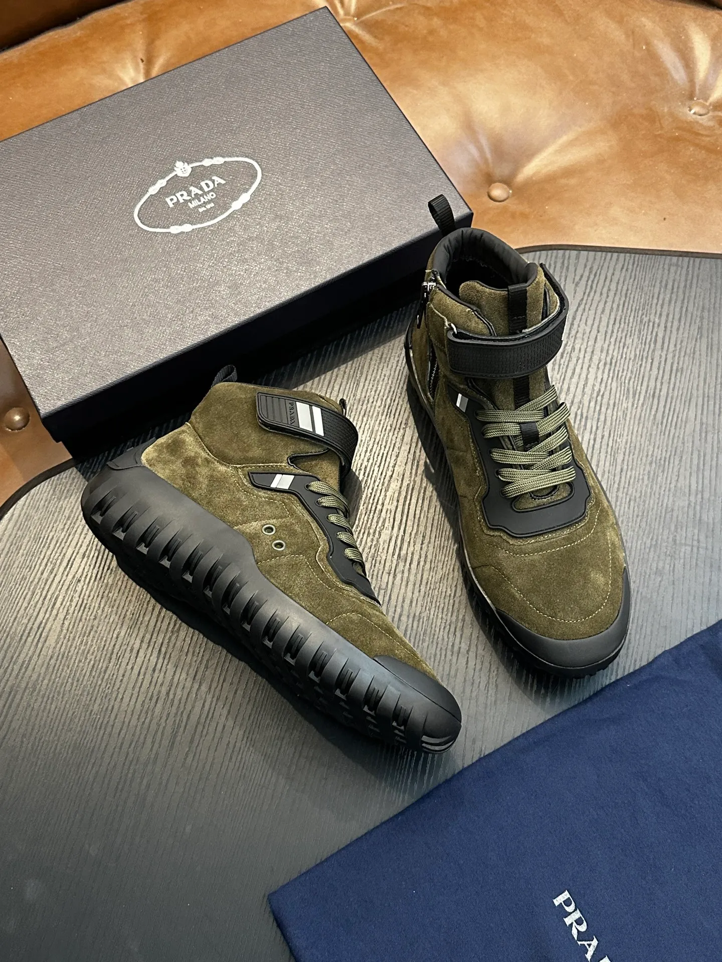 [ PRADA ] Top P: 880💰 ▪️Size: 39-44 (customized at 38.45) Prad*Prada (Mauri order can be made) new men's nylon fabric sneakers This casual sneaker combines elegant and innovative design. It is made of nylon stretch fabric and has a slip-on design. The upper strap is equipped with an adjustable metal buckle, and the letters "PRADA" are eye-catching on the side of the shoe. Comes with full original packaging!